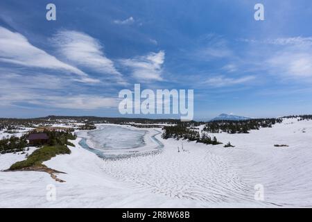 Hachiman-Teich im Schnee Stockfoto