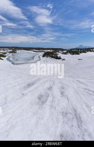 Hachiman-Teich im Schnee Stockfoto