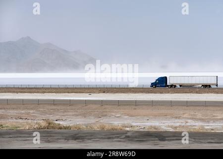 Usa, Utah. Interstate 80 führt durch die Bonneville Salt Flats. Stockfoto