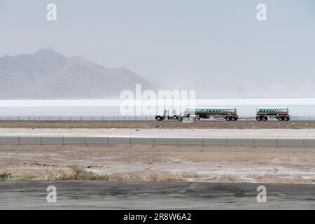 Usa, Utah. Interstate 80 führt durch die Bonneville Salt Flats. Stockfoto