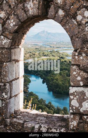 Sie blickten durch ein Fenster am Schlosshaun von Rozafa, Shkodër, Albanien Stockfoto