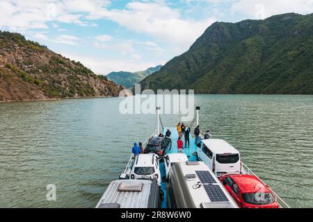 Eine Fähre transportiert Fahrzeuge und Passagiere über den Komansee, ein großes Reservoir, das am Fluss Drin im Norden Albaniens gebaut wurde. Stockfoto