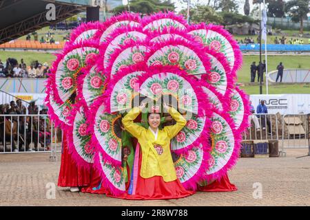 Ein koreanischer Jugendlicher unterhält seine Gäste während der WRC 2023 Safari Rally auf dem Uhuru Park Grounds in Nairobi. Die WRC-Safari-Rallye 2023 startete mit der Flagge im Nairobiís Uhuru-Park und danach Rallye-Fahrer fuhren zu den Kasarani Grounds für die Super Special Stage. In diesem Jahr ist der Rallye-Wettbewerb 70 Jahre in Folge die Safari Rallye. Die WRC-Safari-Rallye 2023 findet vom Donnerstag, 22. Juni bis Sonntag, 25. Juni 2023 in Nairobi County und Naivasha, Nakuru County in Kenia statt. (Foto: Boniface Muthoni/SOPA Images/Sipa USA) Stockfoto