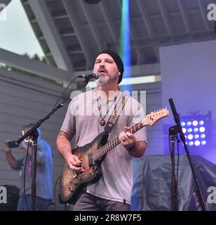 21. Juni 2023, Virginia Beach, Virginia, USA: Die JASON CALE Band bringt den Rock am 21. Juni 2023 in den 24. Street Park am Oceanfront in Virginia Beach, Virginia. Photo Â Jeff Moore (Credit Image: © Jeff Moore/ZUMA Press Wire) NUR REDAKTIONELLE VERWENDUNG! Nicht für den kommerziellen GEBRAUCH! Stockfoto