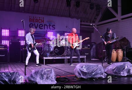 21. Juni 2023, Virginia Beach, Virginia, USA: FOGHAT bringt den Rock am 21. Juni 2023 in den 24. Street Park am Oceanfront in Virginia Beach, Virginia. Photo Â Jeff Moore (Credit Image: © Jeff Moore/ZUMA Press Wire) NUR REDAKTIONELLE VERWENDUNG! Nicht für den kommerziellen GEBRAUCH! Stockfoto