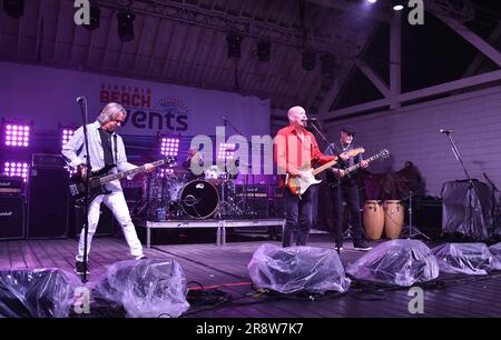 21. Juni 2023, Virginia Beach, Virginia, USA: FOGHAT bringt den Rock am 21. Juni 2023 in den 24. Street Park am Oceanfront in Virginia Beach, Virginia. Photo Â Jeff Moore (Credit Image: © Jeff Moore/ZUMA Press Wire) NUR REDAKTIONELLE VERWENDUNG! Nicht für den kommerziellen GEBRAUCH! Stockfoto