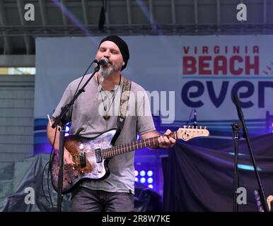 21. Juni 2023, Virginia Beach, Virginia, USA: Die JASON CALE Band bringt den Rock am 21. Juni 2023 in den 24. Street Park am Oceanfront in Virginia Beach, Virginia. Photo Â Jeff Moore (Credit Image: © Jeff Moore/ZUMA Press Wire) NUR REDAKTIONELLE VERWENDUNG! Nicht für den kommerziellen GEBRAUCH! Stockfoto