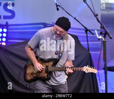 21. Juni 2023, Virginia Beach, Virginia, USA: Die JASON CALE Band bringt den Rock am 21. Juni 2023 in den 24. Street Park am Oceanfront in Virginia Beach, Virginia. Photo Â Jeff Moore (Credit Image: © Jeff Moore/ZUMA Press Wire) NUR REDAKTIONELLE VERWENDUNG! Nicht für den kommerziellen GEBRAUCH! Stockfoto