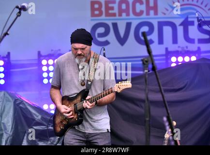 21. Juni 2023, Virginia Beach, Virginia, USA: Die JASON CALE Band bringt den Rock am 21. Juni 2023 in den 24. Street Park am Oceanfront in Virginia Beach, Virginia. Photo Â Jeff Moore (Credit Image: © Jeff Moore/ZUMA Press Wire) NUR REDAKTIONELLE VERWENDUNG! Nicht für den kommerziellen GEBRAUCH! Stockfoto