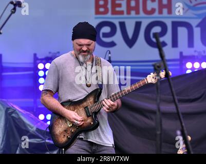 21. Juni 2023, Virginia Beach, Virginia, USA: Die JASON CALE Band bringt den Rock am 21. Juni 2023 in den 24. Street Park am Oceanfront in Virginia Beach, Virginia. Photo Â Jeff Moore (Credit Image: © Jeff Moore/ZUMA Press Wire) NUR REDAKTIONELLE VERWENDUNG! Nicht für den kommerziellen GEBRAUCH! Stockfoto