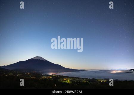 Wolkenmeer über dem Yamanaka-See und dem Mt. Stockfoto