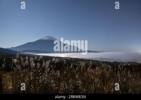 Wolkenmeer über dem Yamanaka-See und dem Mt. Stockfoto