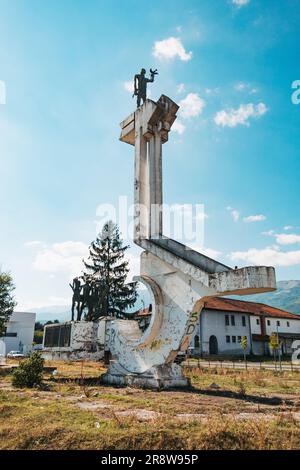 Ein vernachlässigter spomenik – ein jugoslawisches Denkmal aus der kommunistischen Ära an gefallene Kämpfer des Zweiten Weltkriegs – in der Stadt Vitomirica im Kosovo Stockfoto