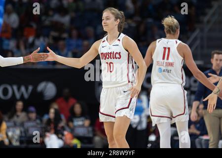 Chicago, USA. 22. Juni 2023. Chicago, USA, 22. Juni 2023: Abby Meyers (10 Washington Mystiker) tritt am Donnerstag, den 22. Juni 2023, in der Wintrust Arena, Chicago, USA in das Spiel zwischen Chicago Sky und Washington Mystiker ein. (KEINE KOMMERZIELLE NUTZUNG) (Shaina Benhiyoun/SPP) Guthaben: SPP Sport Press Photo. Alamy Live News Stockfoto