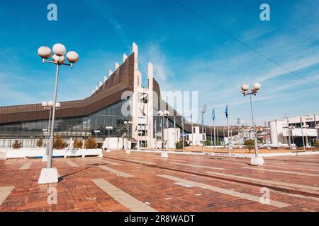 Der Palast der Jugend und des Sports „Boro und Ramiz“, erbaut 1977 in Pristina, Kosovo. Inspiriert vom metabolistischen Architekturstil Stockfoto