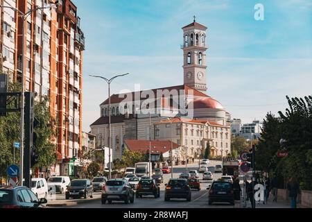 Die römisch-katholische Kathedrale von St. Teresa in Pristina, Kosovo, steht hoch über dem Stadtverkehr. Im romanischen Stil erbaut, 2010 fertiggestellt Stockfoto