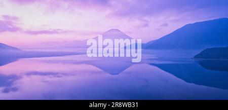 Der auf dem Kopf liegende Fuji spiegelt sich im Motosu-See und am Fuji-Sonnenaufgang wider Stockfoto