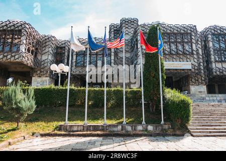 Vor der Nationalbibliothek des Kosovo, Pristina, werden verschiedene nationale Flaggen gehisst Stockfoto