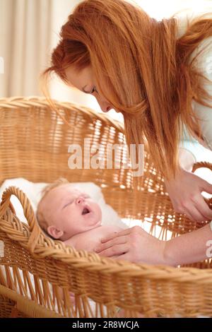 Frau, Baby und Schlafzimmer mit Morgenschlaf, müdem Gähnen und Elternliebe im Kinderzimmer. Neugeborenen-, Mutter- und Mamapflege bei Kleinkindern mit Schlaf in einem Stockfoto