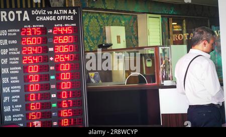 22. Juni 2023, Izmir, Türkei, Türkei: Nachdem Mehmet Simsek zum Schatzamt- und Finanzminister ernannt wurde, wurde der Leitzins bei der ersten Sitzung des geldpolitischen Ausschusses unter dem Vorsitz von Hafize Gaye Erkan, dem Vorsitzenden der Zentralbank der Republik Türkei, von 8,5 Prozent auf 15 Prozent erhöht. Nach der Bekanntgabe der Zinsentscheidung begannen der Aktienmarkt, der Goldmarkt und die Dollar-Währung zu wachsen. Nach der Preiserhöhung zum ersten Mal seit März 2021 erreichte der Dollar/TL-Kurs einen neuen Rekord und übertraf 24 TL. Die Zentralbank sagt, dass sie ihre Geldstraffung fortsetzen wird Stockfoto