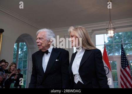 Washington, Vereinigte Staaten. 22. Juni 2023. Modedesigner Ralph Lauren und seine Frau Ricky Lauren kommen zu einem Staatsessen zu Ehren von Premierminister Narendra Modi der Republik Indien, das von US-Präsident Joe Biden und First Lady Dr. Jill Biden am Donnerstag im Weißen Haus in Washington, D.C. 22. Juni 2023. Kredit: Annabelle Gordon/CNP/dpa/Alamy Live News Stockfoto