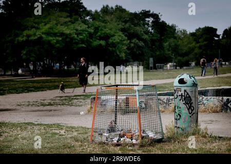 Berlin, Deutschland. 22. Juni 2023. Müll liegt in einem großen Korb auf dem Rasen in Mauerpark. Milde Sommernächte laden Sie zu Partys in den Berliner Parks ein. Kredit: Carsten Koall/dpa/Alamy Live News Stockfoto