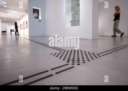 Berlin, Deutschland. 23. Juni 2023. Ein Spurführungssystem für Sehbehinderte führt durch einen Raum der Galerie. Die Berlinische Galerie bietet Menschen mit Behinderungen verschiedene Arten der Unterstützung an. (Nach dpa-KORR 'Barrier-free travel is also possible in Berlin - but not always') Guthaben: Hannes P. Albert/dpa/Alamy Live News Stockfoto