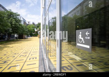 Berlin, Deutschland. 23. Juni 2023. Ein Schild außerhalb der Galerie weist auf einen behindertengerechten Eingang hin. Die Berlinische Galerie bietet Menschen mit Behinderungen verschiedene Arten der Unterstützung an. (Nach dpa-KORR 'Barrier-free travel is also possible in Berlin - but not always') Guthaben: Hannes P. Albert/dpa/Alamy Live News Stockfoto