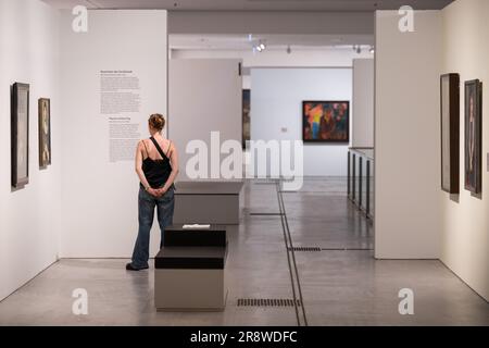 Berlin, Deutschland. 23. Juni 2023. Ein Besucher steht in einem Raum der Galerie mit einem Leitsystem für Sehbehinderte. Die Berlinische Galerie bietet Menschen mit Behinderungen verschiedene Arten der Unterstützung an. (Nach dpa-KORR 'Barrier-free travel is also possible in Berlin - but not always') Guthaben: Hannes P. Albert/dpa/Alamy Live News Stockfoto