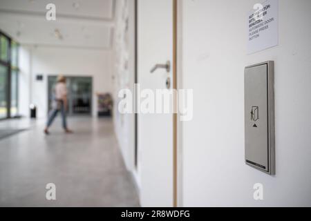 Berlin, Deutschland. 23. Juni 2023. Eine elektronische Drucktaste befindet sich vor der behindertengerechten Toilette. Die Berlinische Galerie bietet Menschen mit Behinderungen verschiedene Arten der Unterstützung an. (Nach dpa-KORR 'Barrier-free travel is also possible in Berlin - but not always') Guthaben: Hannes P. Albert/dpa/Alamy Live News Stockfoto