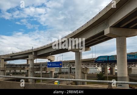 Terminal Link Tram fährt vom Bahnhof Toronto Pearson Intl. Flughafen Kanada. Metrolinx Union Pearson AUF dem Express-Pendler auf der Hochbahn Stockfoto