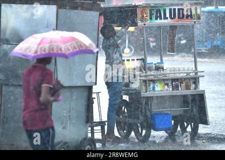 Ladenbesitzer organisieren ihre Geschäfte bei starkem Regen in Agartala. Tripura, Indien. Stockfoto