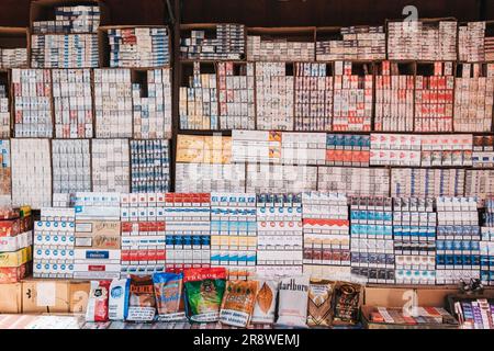 Ein Straßenverkäufer verkauft Zigaretten auf einem Markt in Pristina, Kosovo Stockfoto