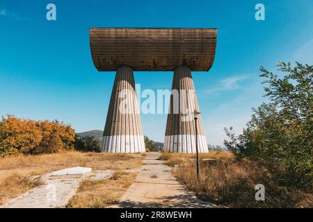 Der große Betonbergbau spomenik in Mitrovica, Kosovo. 1973 zum Gedenken an serbische und albanische Bergleute, die die deutsche Invasion bekämpften Stockfoto