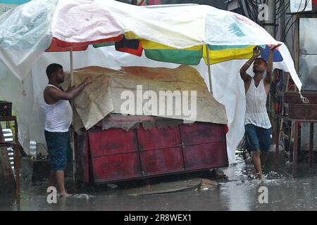 Ladenbesitzer organisieren ihre Geschäfte bei starkem Regen in Agartala. Tripura, Indien. Stockfoto