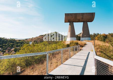 Der große Betonbergbau spomenik in Mitrovica, Kosovo. 1973 zum Gedenken an serbische und albanische Bergleute, die die deutsche Invasion bekämpften Stockfoto