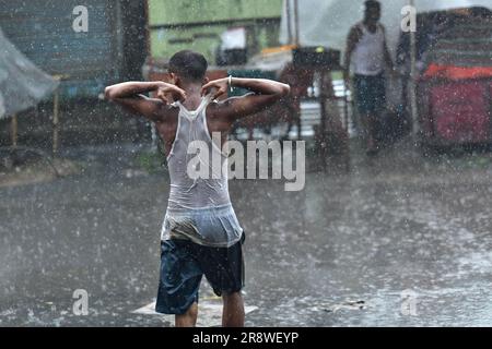 Ladenbesitzer organisieren ihre Geschäfte bei starkem Regen in Agartala. Tripura, Indien. Stockfoto