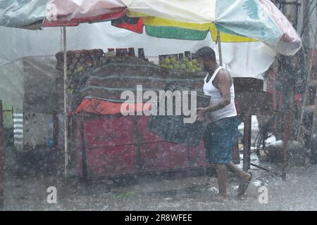 Ladenbesitzer organisieren ihre Geschäfte bei starkem Regen in Agartala. Tripura, Indien. Stockfoto