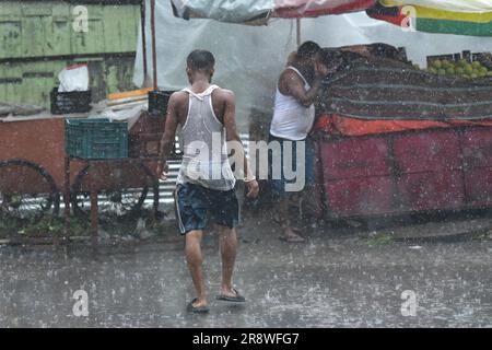 Ladenbesitzer organisieren ihre Geschäfte bei starkem Regen in Agartala. Tripura, Indien. Stockfoto