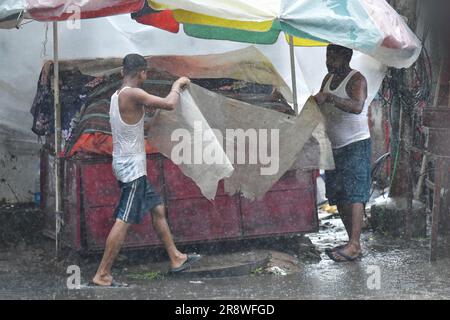 Ladenbesitzer organisieren ihre Geschäfte bei starkem Regen in Agartala. Tripura, Indien. Stockfoto