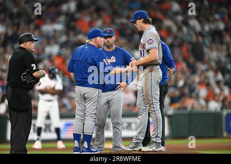 Buck Showalter (11), Cheftrainer der New York Mets, überprüft den New York Mets-Relief-Pitcher JOSH WALKER (91), nachdem er während des MLB g von einem Schlagball getroffen wurde Stockfoto