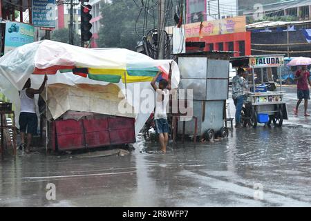 Ladenbesitzer organisieren ihre Geschäfte bei starkem Regen in Agartala. Tripura, Indien. Stockfoto