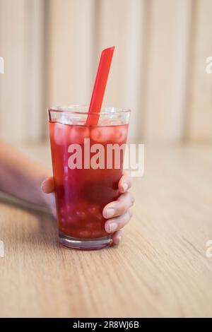 Köstlicher roter Fruchtsaft, köstliches erfrischendes Getränk mit Eis und Sherbet, entspannende Lebensweise bei einem Drink, Restaurant mit Glas Stockfoto