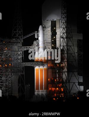 Florida, USA, 22. Juni 2023. Eine schwere Rakete der United Launch Alliance Delta IV steht auf ihrem Meeresboden, während der Mobile Service Tower zurückrollt, um die letzten Vorbereitungen für den Start des NROL-68-Satelliten für das US National Reconnaissance Office von Komplex 37 in der Cape Canaveral Space Force Station, Florida, am Mittwoch, den 21. Juni, zu markieren. 2023. Foto: Joe Marino/UPI Credit: UPI/Alamy Live News Stockfoto