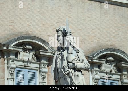Seitenansicht des Monuments Ciro Menotti in Modena, Italien Stockfoto