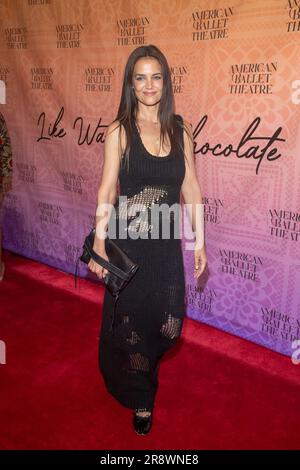 NEW YORK, NEW YORK - 22. JUNI: Katie Holmes nimmt am 22. Juni 2023 in New York City an der June Gala des American Ballet Theaters 2023 Teil und besucht den New Yorker Premier of „Like Water for Chocolate“ im Metropolitan Opera House. Stockfoto