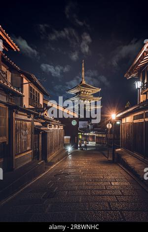 Pfad inmitten von Gebäuden in Kyoto in Japan Stockfoto