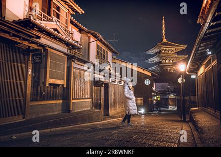 Pfad inmitten von Gebäuden in Kyoto in Japan Stockfoto