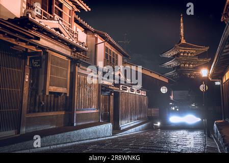 Pfad inmitten von Gebäuden in Kyoto in Japan Stockfoto