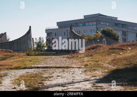 Parteifriedhof, ein 1961 erbautes Denkmal im Vorort Velanija, Pristina, Kosovo, zum Gedenken an lokale gefallene Soldaten im Zweiten Weltkrieg Stockfoto